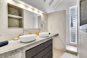 Ducha, secador de pelo, bidé y toallas