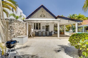 Outdoor dining - Oceanfront with private beach - 4 bedrooms, 4 bathrooms (Kralendijk)