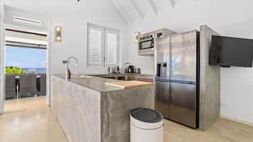 Een koelkast, een magnetron, een oven, een kookplaat