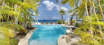 Oceanfront with private beach - 4 bedrooms, 4 bathrooms
