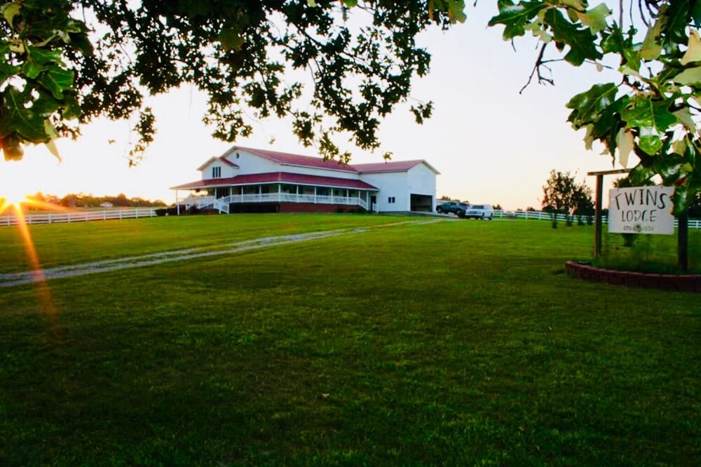 Beautiful Country Farmhouse on 2 acres, sleeps 12, Hunting & Fishing Area!