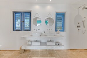 Combined shower/bathtub, hair dryer, towels, soap