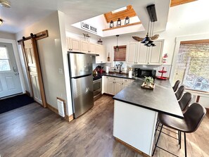 ثلاجة، ميكروويف، فرن، موقد طهي مسطح