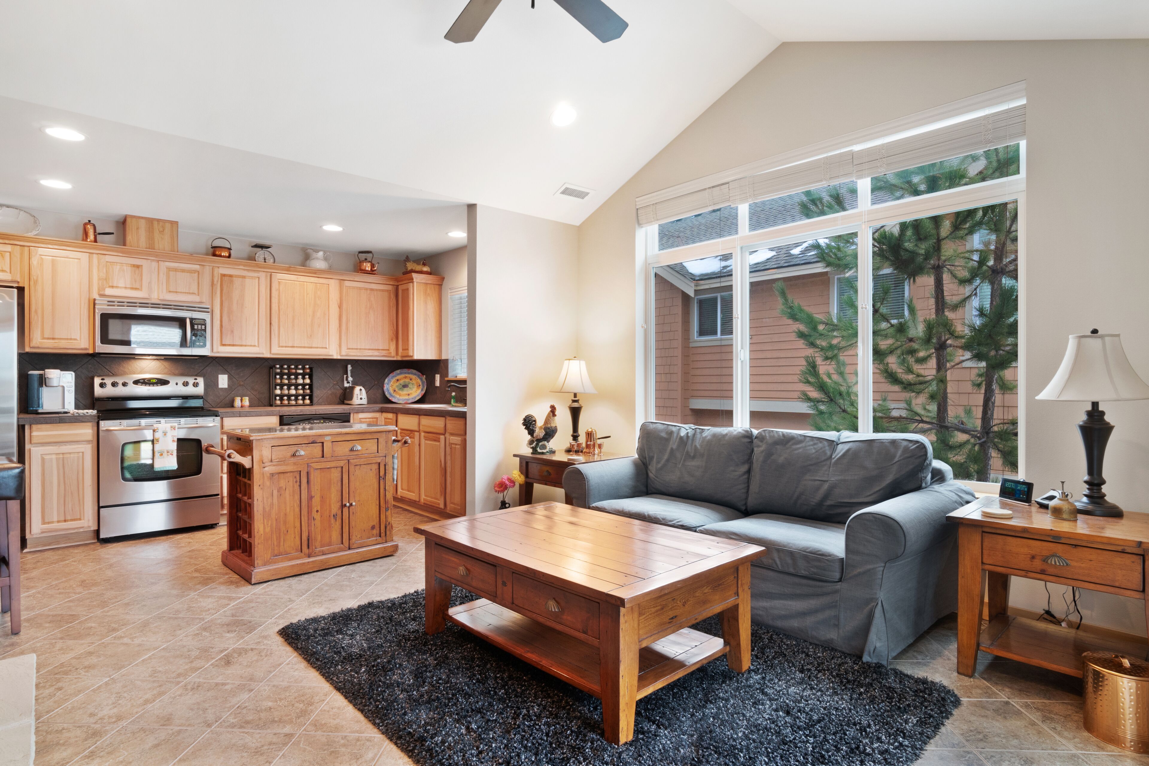 Home near Suncadia with a wood-burning fireplace & furnished deck