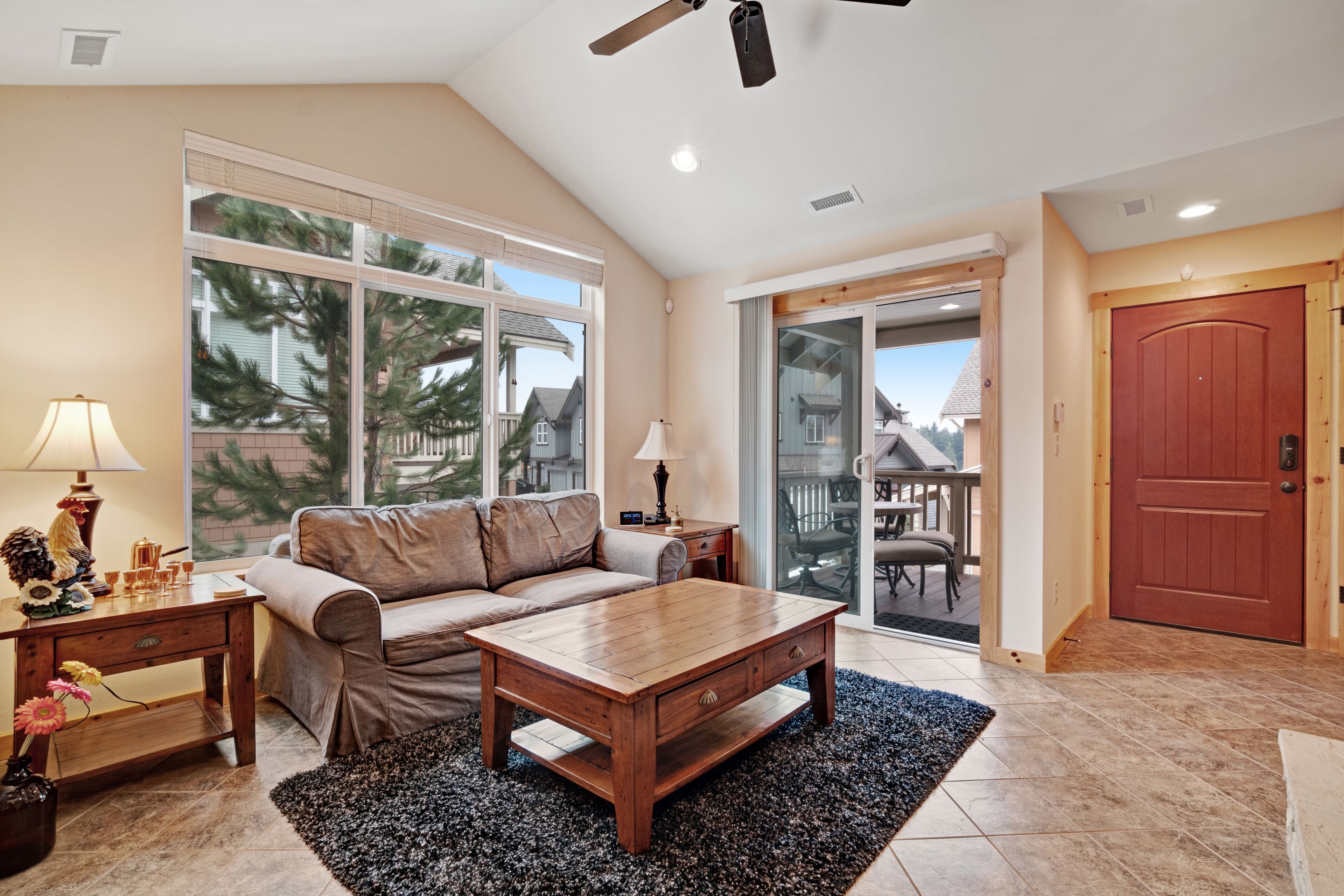Home near Suncadia with a wood-burning fireplace & furnished deck