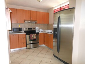 Refrigerador, microondas, horno y parrilla de estufa