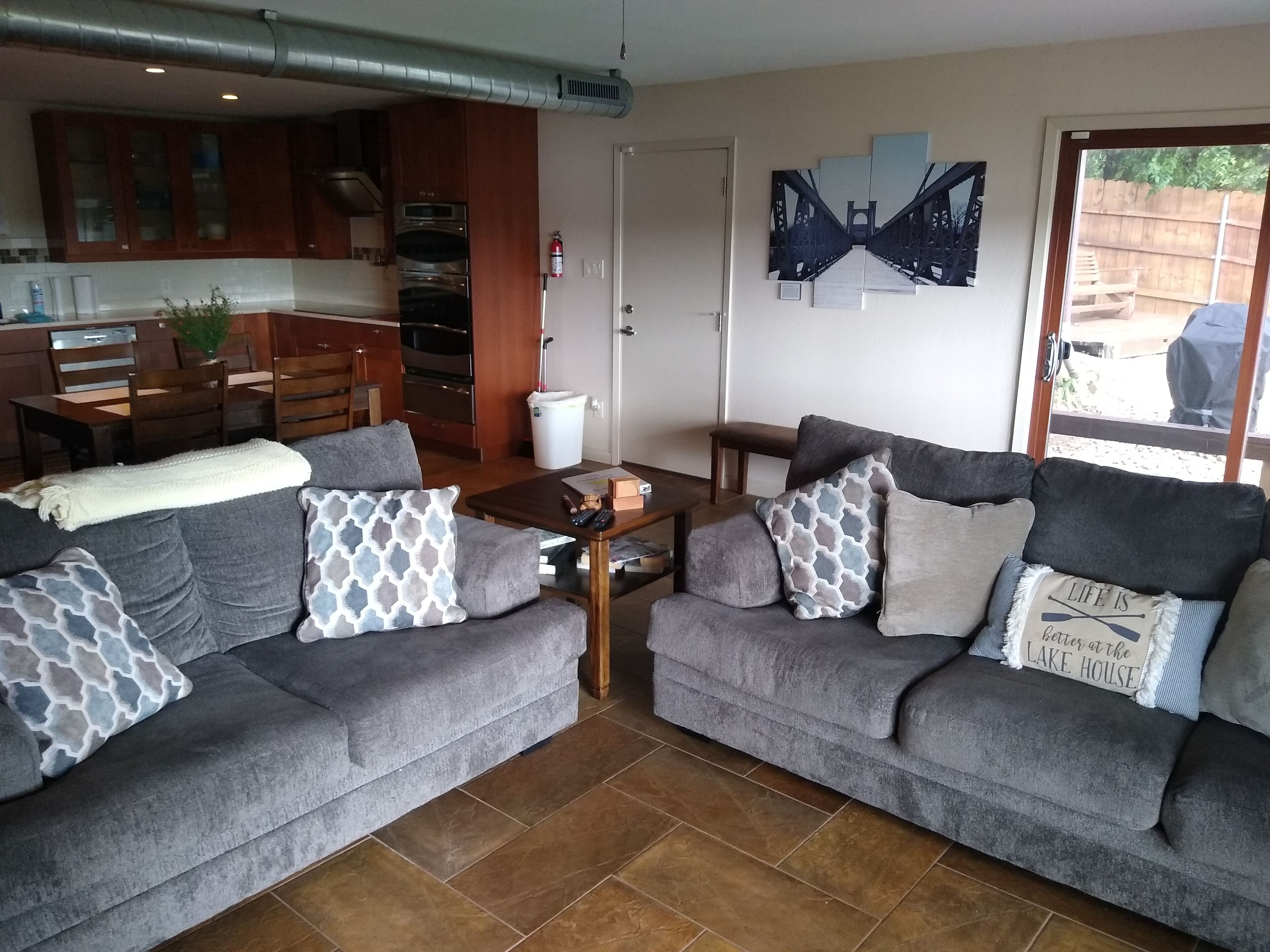 LAKE FRONT Home - Walk down to waters edge!