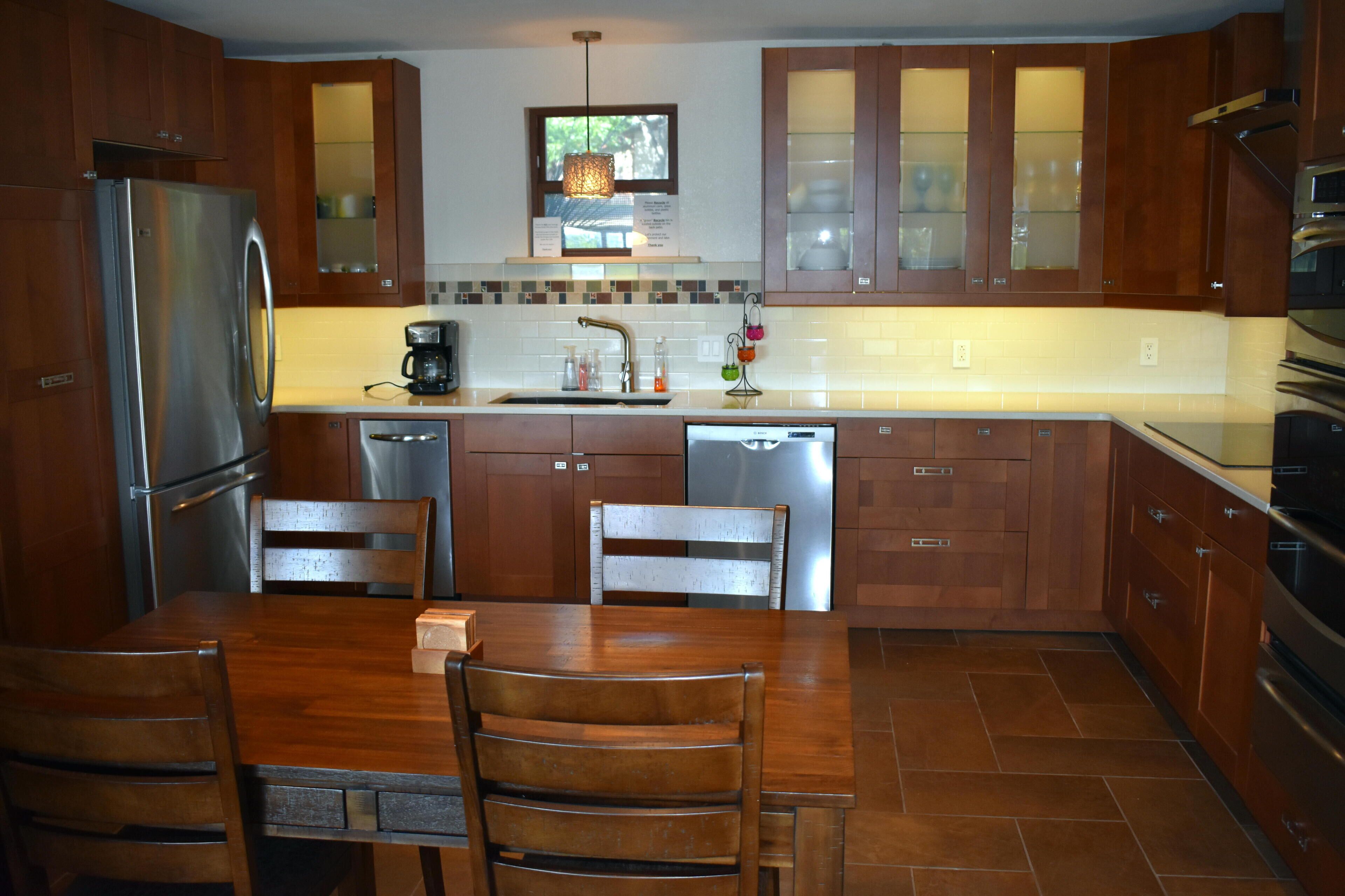 LAKE FRONT Home - Walk down to waters edge!