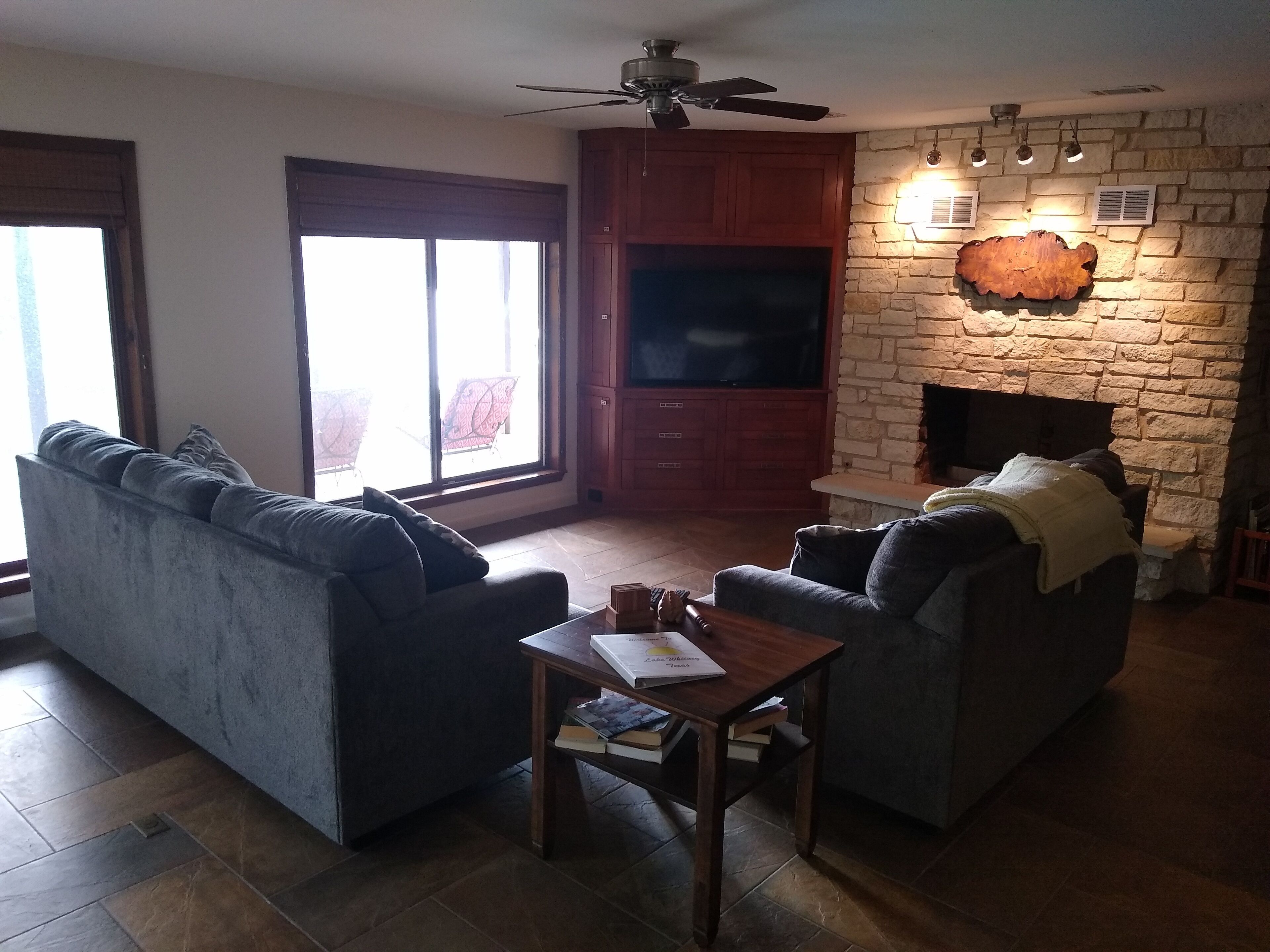 LAKE FRONT Home - Walk down to waters edge!