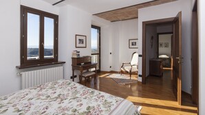 A bedroom with a bed, a desk, a chair, and a view of the outdoors. - Breathtaking views, excellent food and wine: Barbaresco, Barolo, Alba truffles.. (Trezzo Tinella)