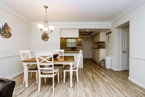 Dining - Win-San A104-2 bedroom at Flagler Ave! (New Smyrna Beach)