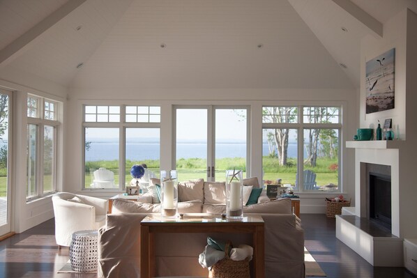 Télévision, cheminée, jeux vidéo, lecteur de DVD