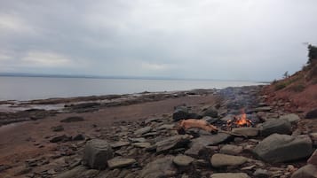 Plage, chaises longues, serviettes de plage