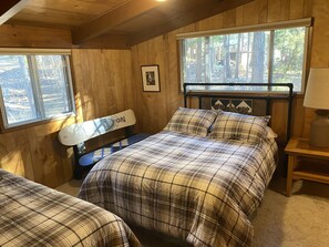 4 bedrooms, free Internet, bed sheets