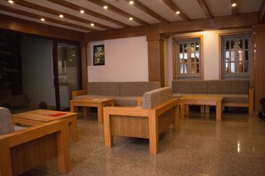 Desayuno continental diario (USD 5 por persona)