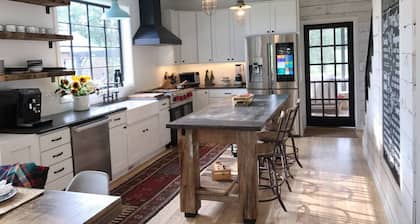 Esittelyssä Country Living + Minutes to Lake MI, Saugatuck / South Haven