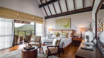 2 bedrooms, minibar, in-room safe, desk