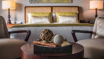 2 kamar tidur, minibar, brankas, dan meja kerja