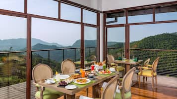 Petit déjeuner complet (30 USD par personne)