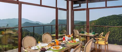 Petit déjeuner complet (30 USD par personne)