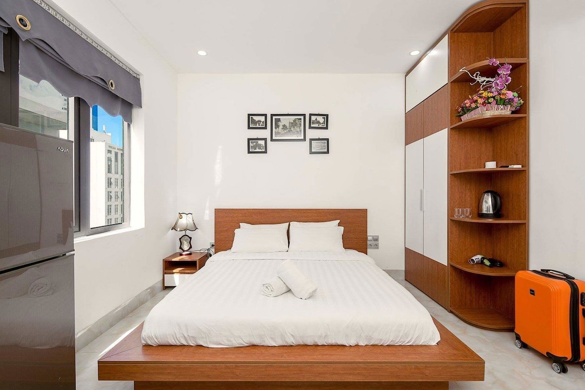 Minibar, in-room safe, desk, WiFi (free)