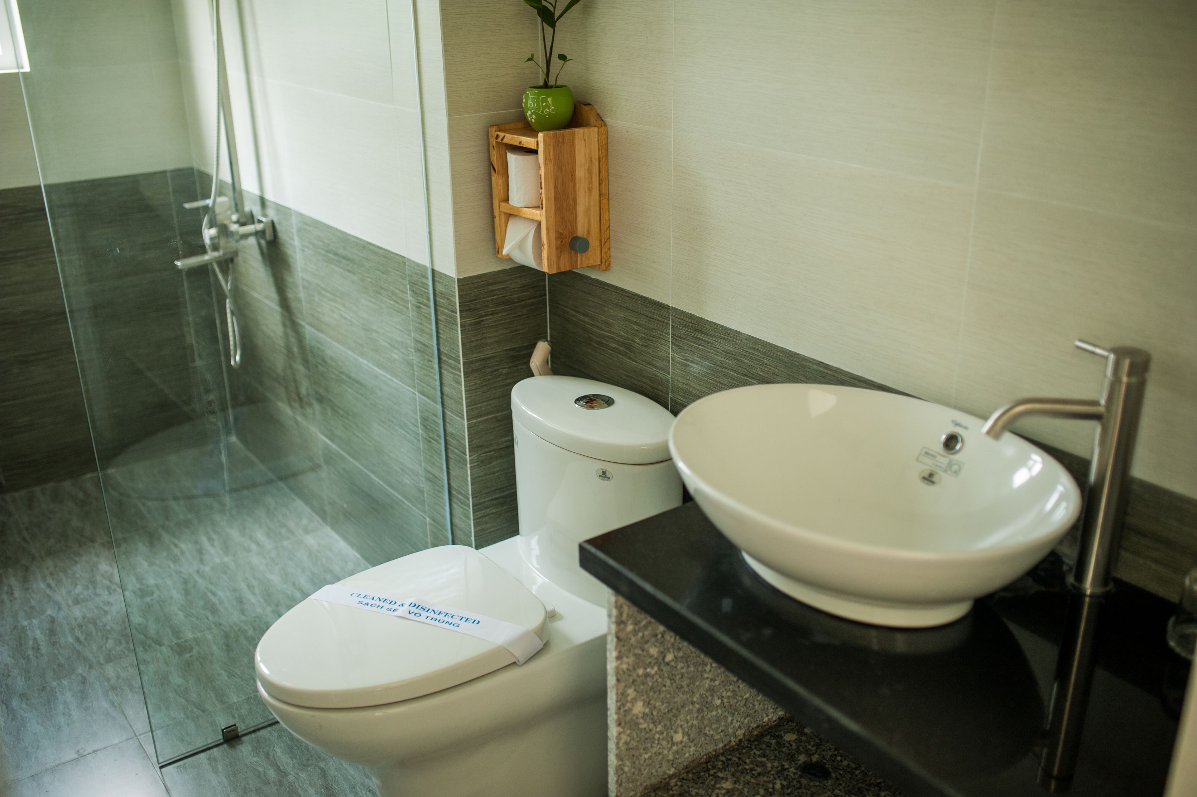 shower, hydromassage showerhead, free toiletries, hair dryer