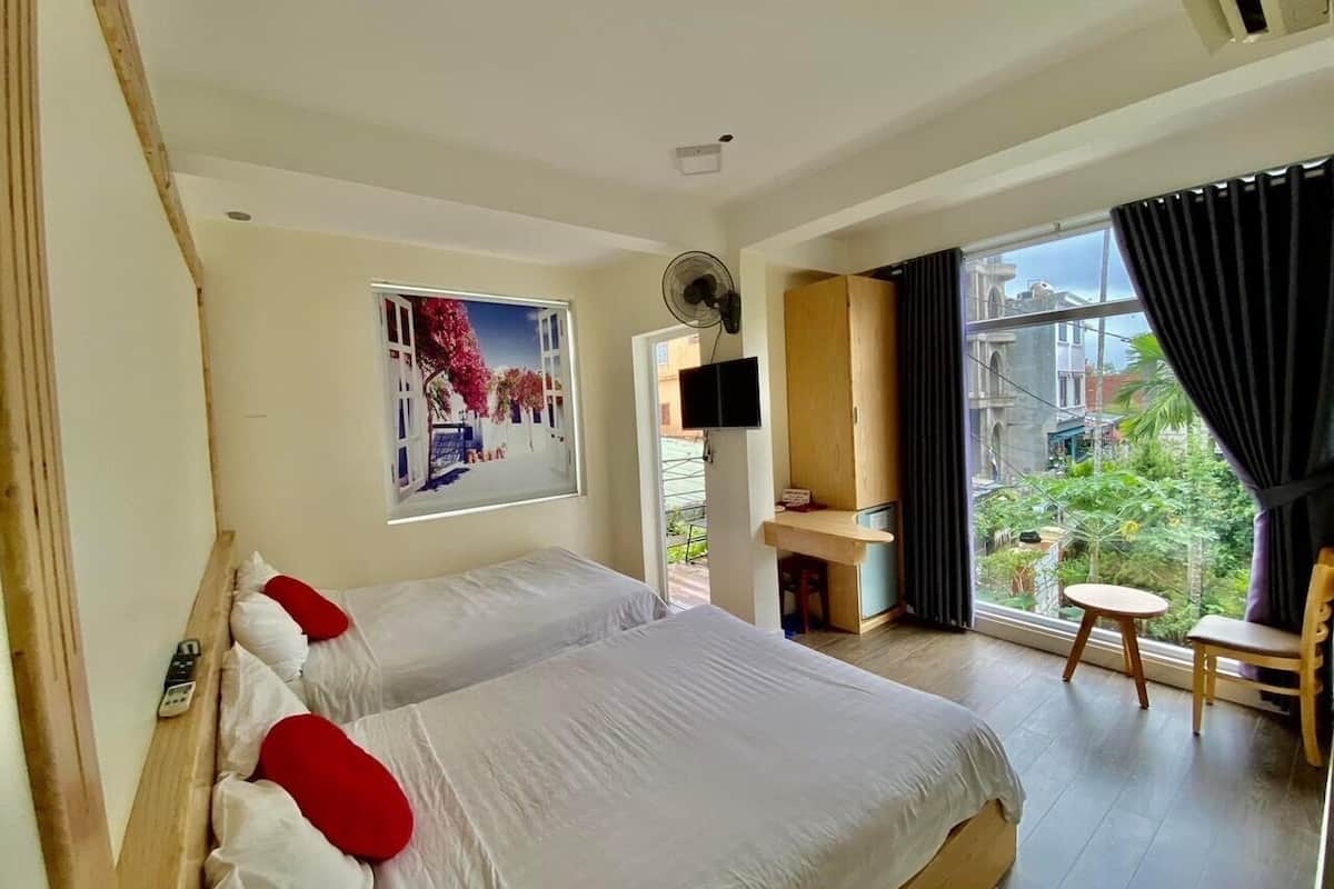 Familiekamer | Een minibar, een kluis op de kamer, een bureau, gratis wifi