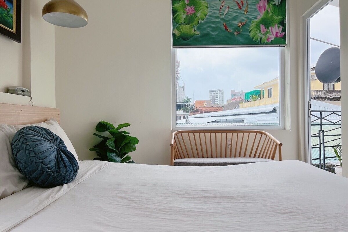 Minibar, in-room safe, desk, WiFi (free)