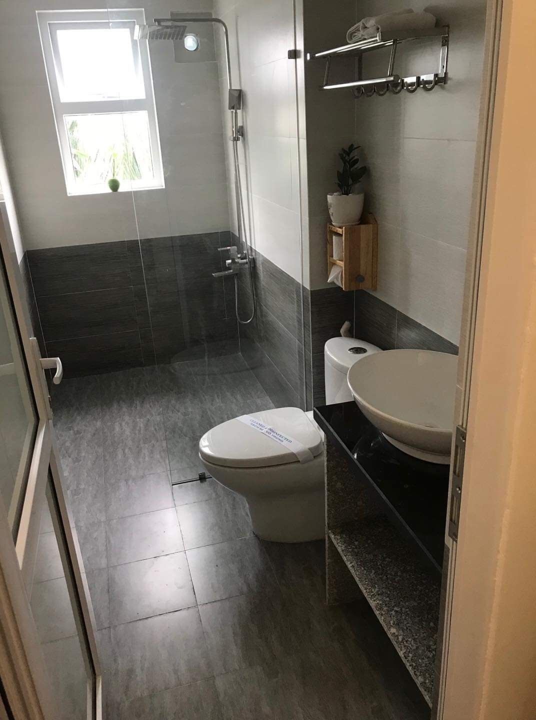 family room | bathroom | shower, hydromassage showerhead, free toiletries, hair dryer