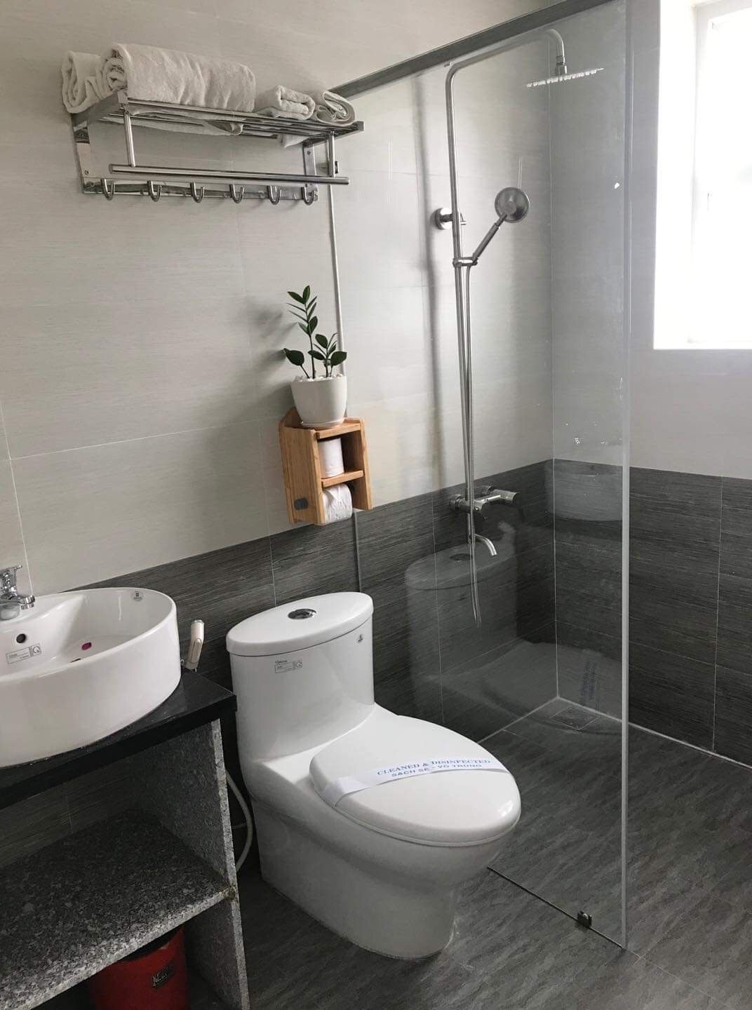 deluxe triple room | bathroom | shower, hydromassage showerhead, free toiletries, hair dryer