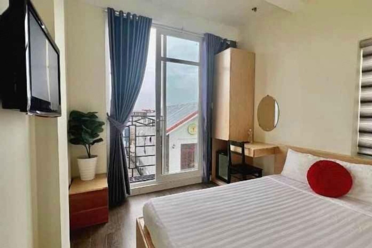 Minibar, in-room safe, desk, WiFi (free)
