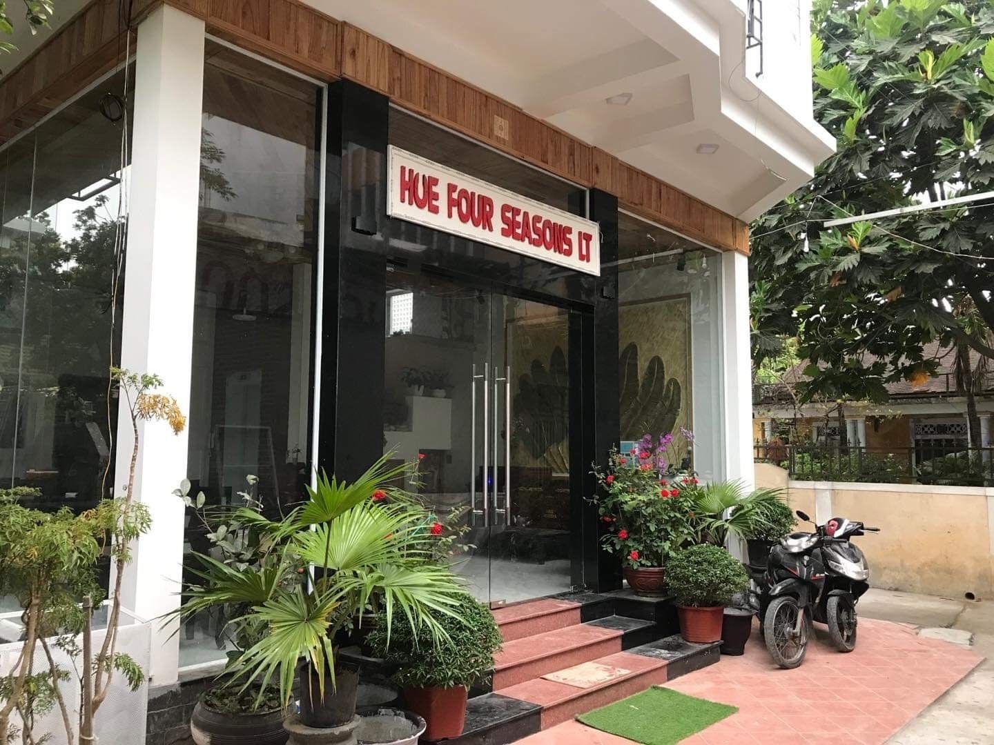 deluxe twin room | bathroom | shower, hydromassage showerhead, free toiletries, hair dryer