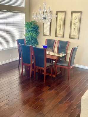 Dining - Spectacular home full of comforts and convenience w pool/spa in tropical setting (Las Vegas)