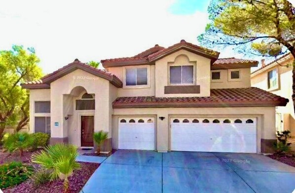 Exterior - Spectacular home full of comforts and convenience w pool/spa in tropical setting (Las Vegas)