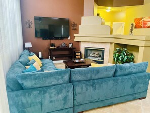 Smart TV, caminetto, lettore DVD, impianto stereo