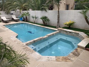 A heated pool - Spectacular home full of comforts and convenience w pool/spa in tropical setting (Las Vegas)