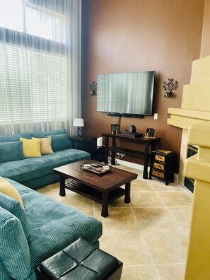 Smart TV, caminetto, lettore DVD, impianto stereo