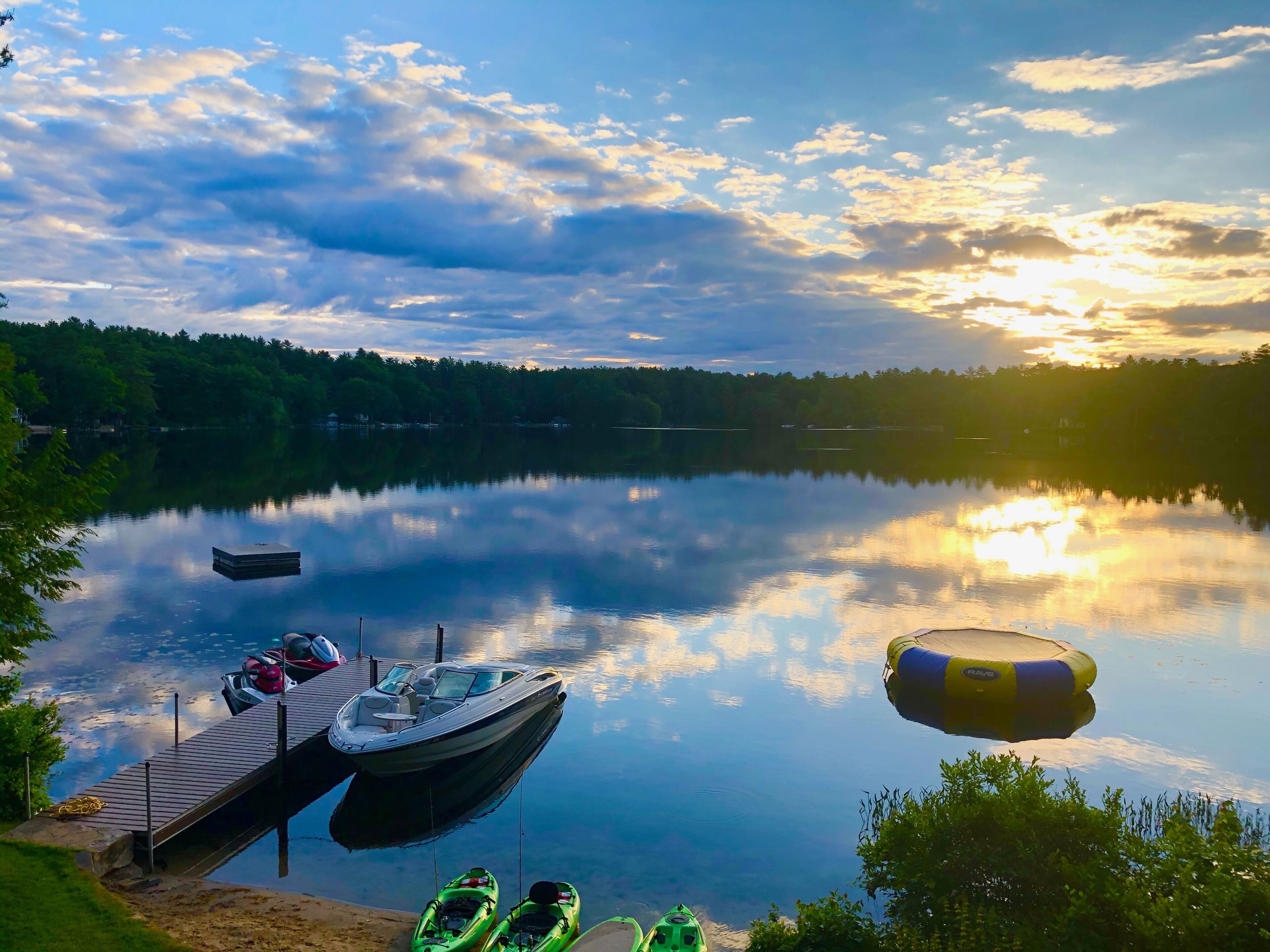 Lake Front 4 Bedroom Private Family Retreat on Winni!