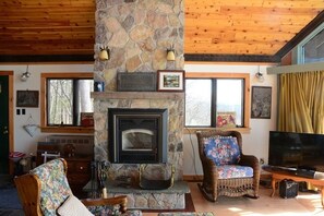 Flat-screen TV, fireplace, DVD player - Top of the World Compound - Million Dollar Views - Off the grid, self sufficient (Greenwich)