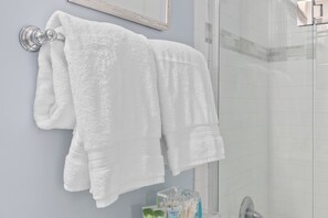 Combined shower/bathtub, hair dryer, towels, soap - Murrells Inlet, SC , Wachesaw Plantation, SC , 2 bed Condo (Murrells Inlet)