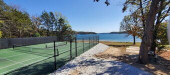 SHADY ROCK 2 - LAKEFRONT 4-BDM. Flat og kort spasertur til fjæra!