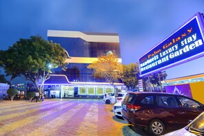 住宿正面 (夜晚)