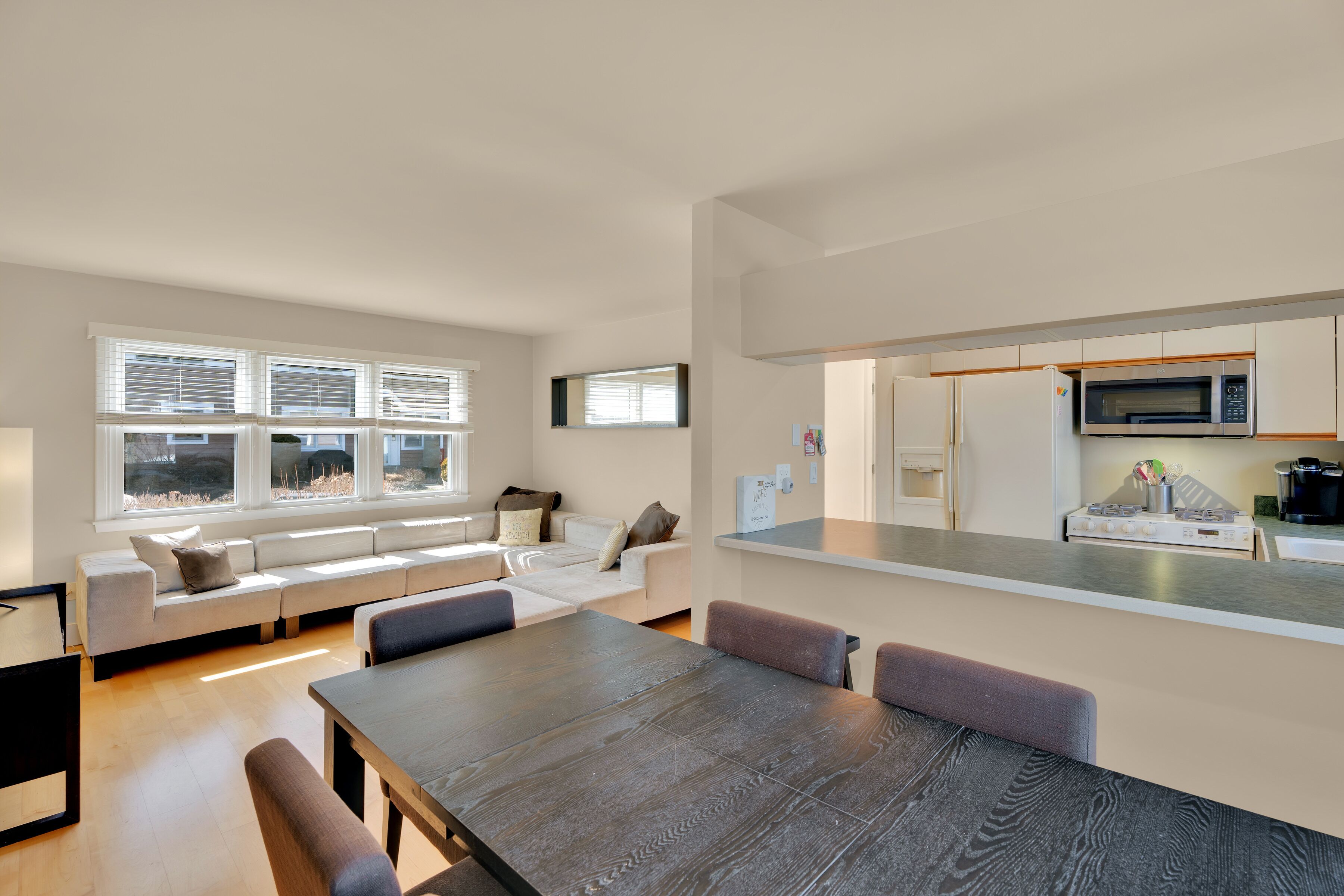 Hamptons Waterfront With Private Beach & Pool