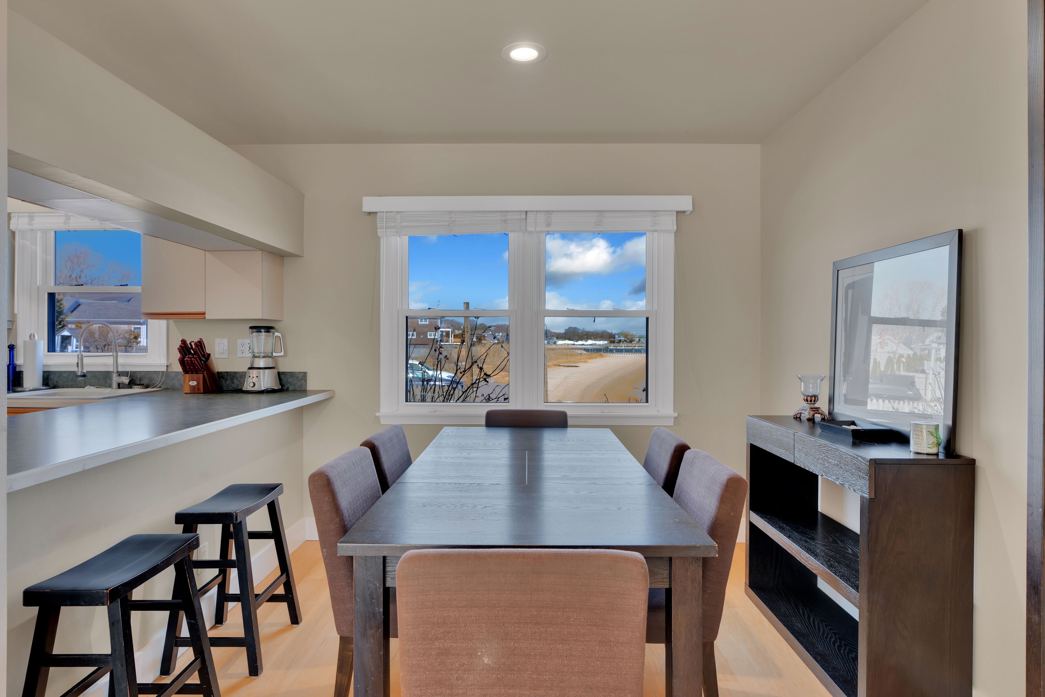 Hamptons Waterfront With Private Beach & Pool