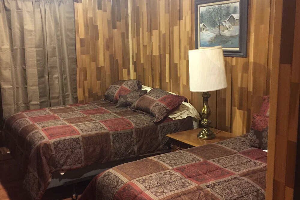 Beautiful and comfortable. One block from Dutch’s Old Bar!! Sleeps 12.