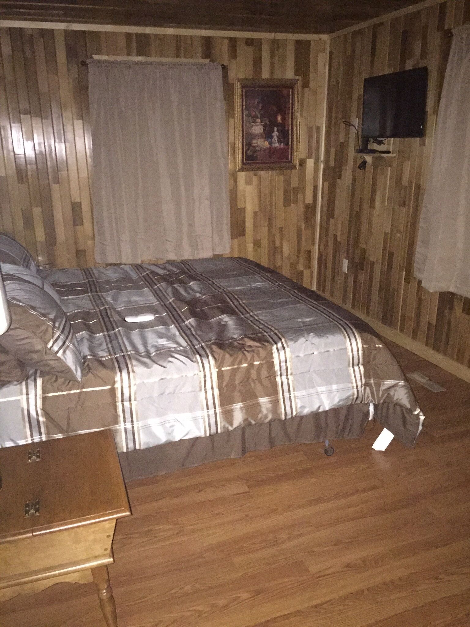 Beautiful and comfortable.   One block from Dutch’s Old Bar!!  Sleeps 12. 