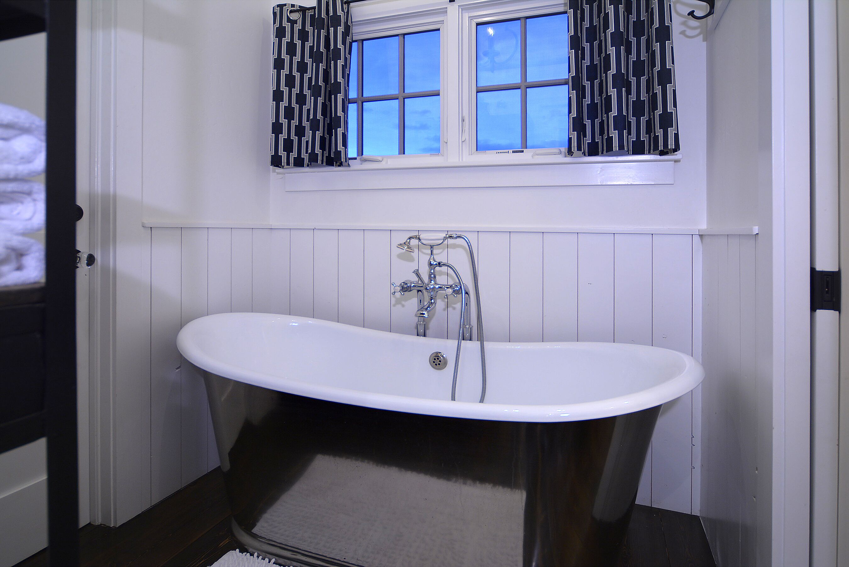 Award Winning Cabin by the 4-Way!  Walk to everything in town!!