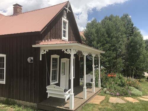 4-suuntainen palkittu mökki!  Kävele kaikkeen kaupunkiin!