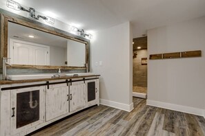 Douche, sĂšche-cheveux, serviettes fournies, savon