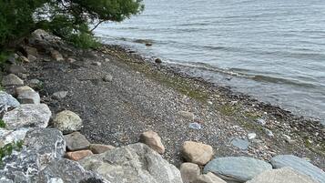 Sur la plage, chaise longue